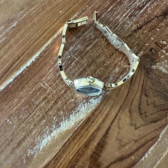 Vintage Woman’s Wittnauer Geneva Gold and Black Watch - Picture 4 of 5